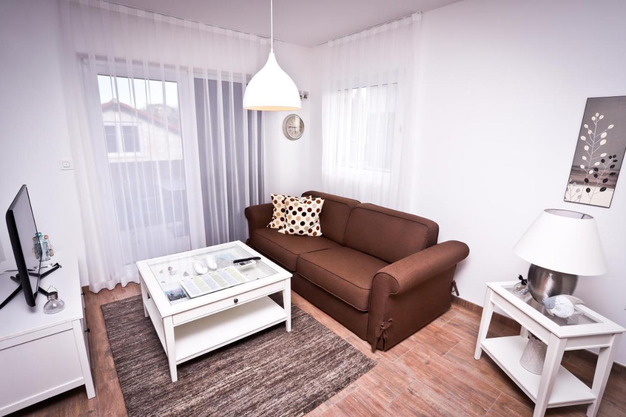 Apartment I&i *
